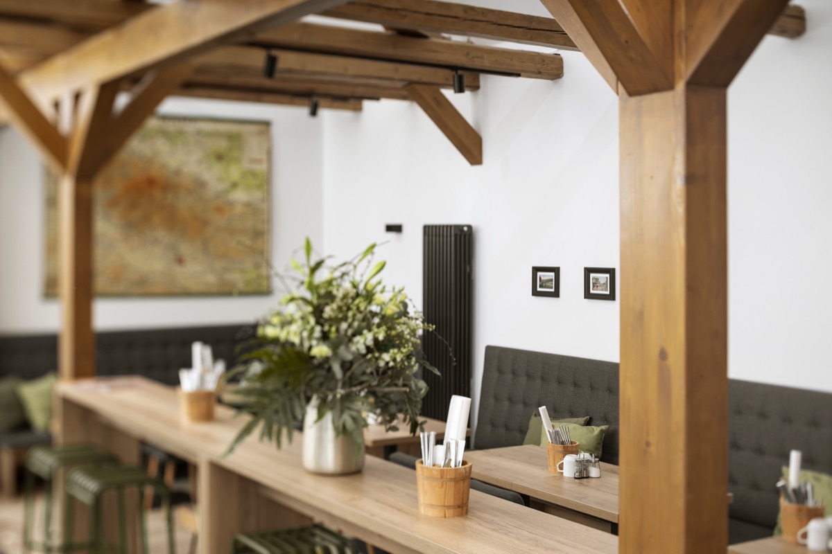 Frühstücksraum mit Holzbalken im Hotel Berg & Tal