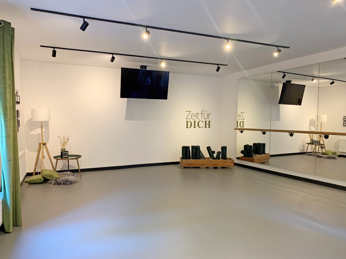 Heller Yogaraum im Hotel Berg & Tal