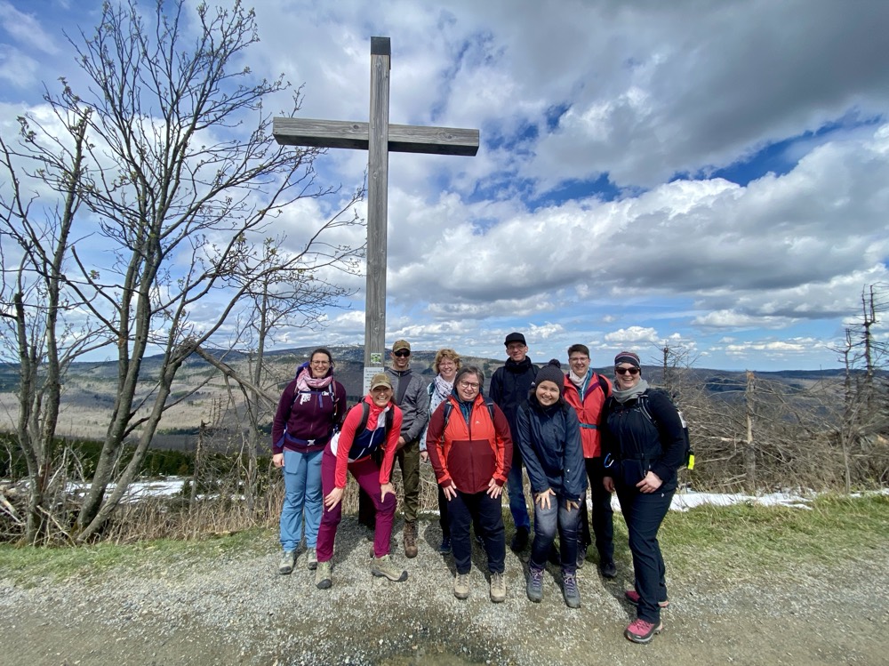 Retreat-Gruppe am Gipfelkreuz im Harz